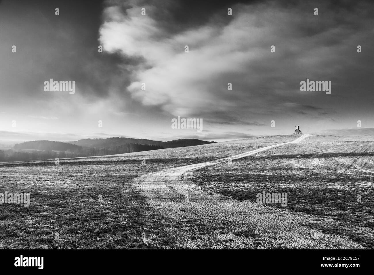 Torre di avvistamento per la caccia sulla collina all'alba. Paesaggio invernale. Foto Stock