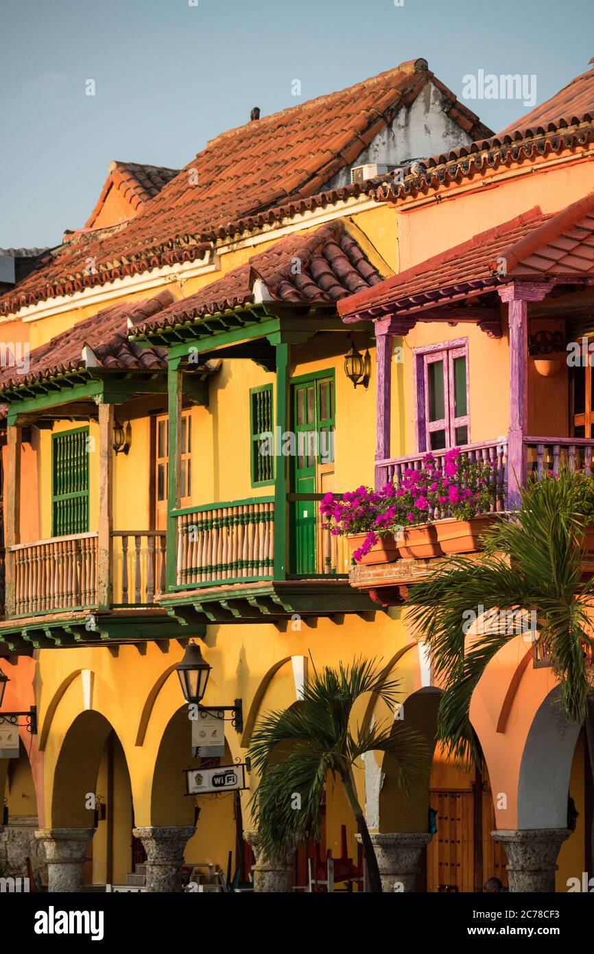 Edifici colorati, Città Vecchia, Cartagena, Dipartimento di Bolívar, Colombia, Sud America Foto Stock