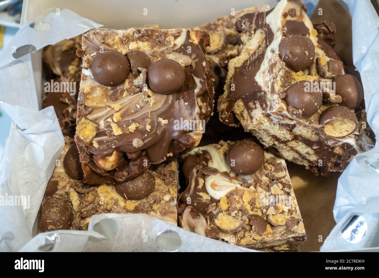 tiffin fatto di casa con biscotti schiacciati e cioccolato, uno snack malsano ma gustoso pieno di calorie. Foto Stock