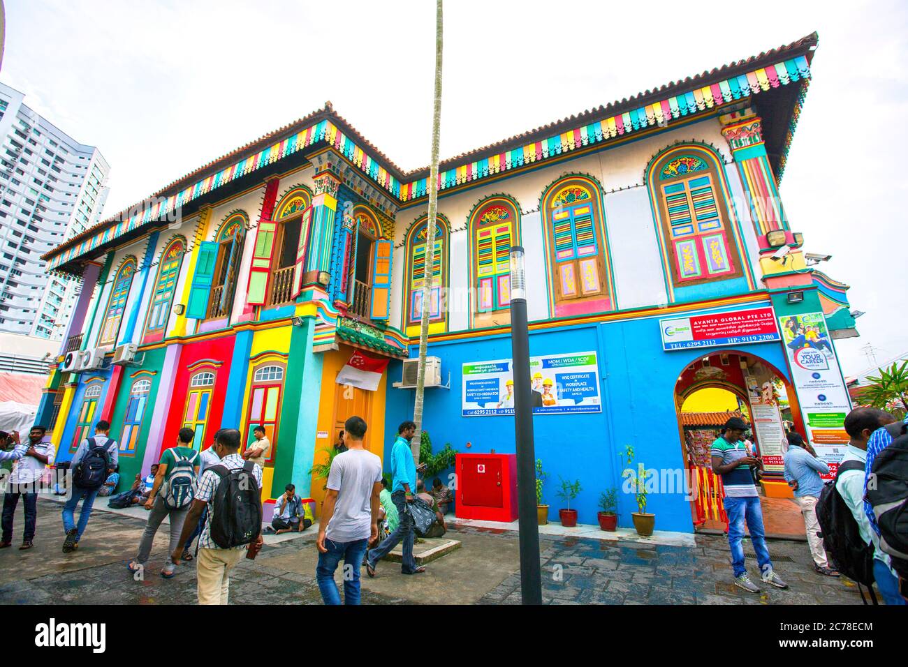 lavoratori migranti in little india street singapore, singapore, little india singapore, colorata little india, migranti indiani singapore, dipinti murali Foto Stock