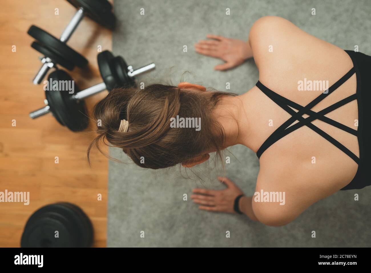 Donna che fa esercizi di spinta in su. Concetto di allenamento domestico per il fitness. Foto Stock