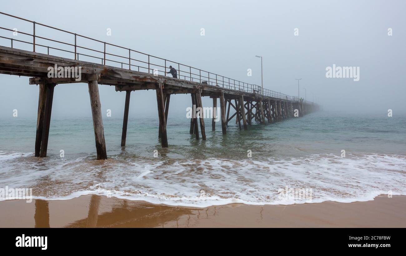 Il molo di noarlunga porto con una pesante nebbia mattutina nel porto di noarlunga Sud australia il 14 2020 luglio Foto Stock