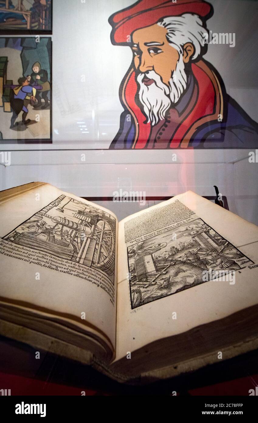 10 luglio 2020, Sassonia, Zwickau: Un'edizione di 'De Re metallica Libri XII' di Georgius agricola del 1556 è esposta nella mostra centrale della IV Mostra di Stato sassone. Lo spettacolo con il motto 'Boom. 500 anni di cultura industriale in Sassonia si estende dall'arco del Grande Santuario di montagna nel XV secolo al futuro lontano dello Stato libero. Dal 11 luglio al 31 dicembre 2020, la mostra riunisce più di 600 mostre di circa 130 prestatori. Oltre alla mostra centrale nell'Audi-Bau, ex sala di riunione dell'Auto-Union, si può sperimentare la cultura industriale simultan Foto Stock