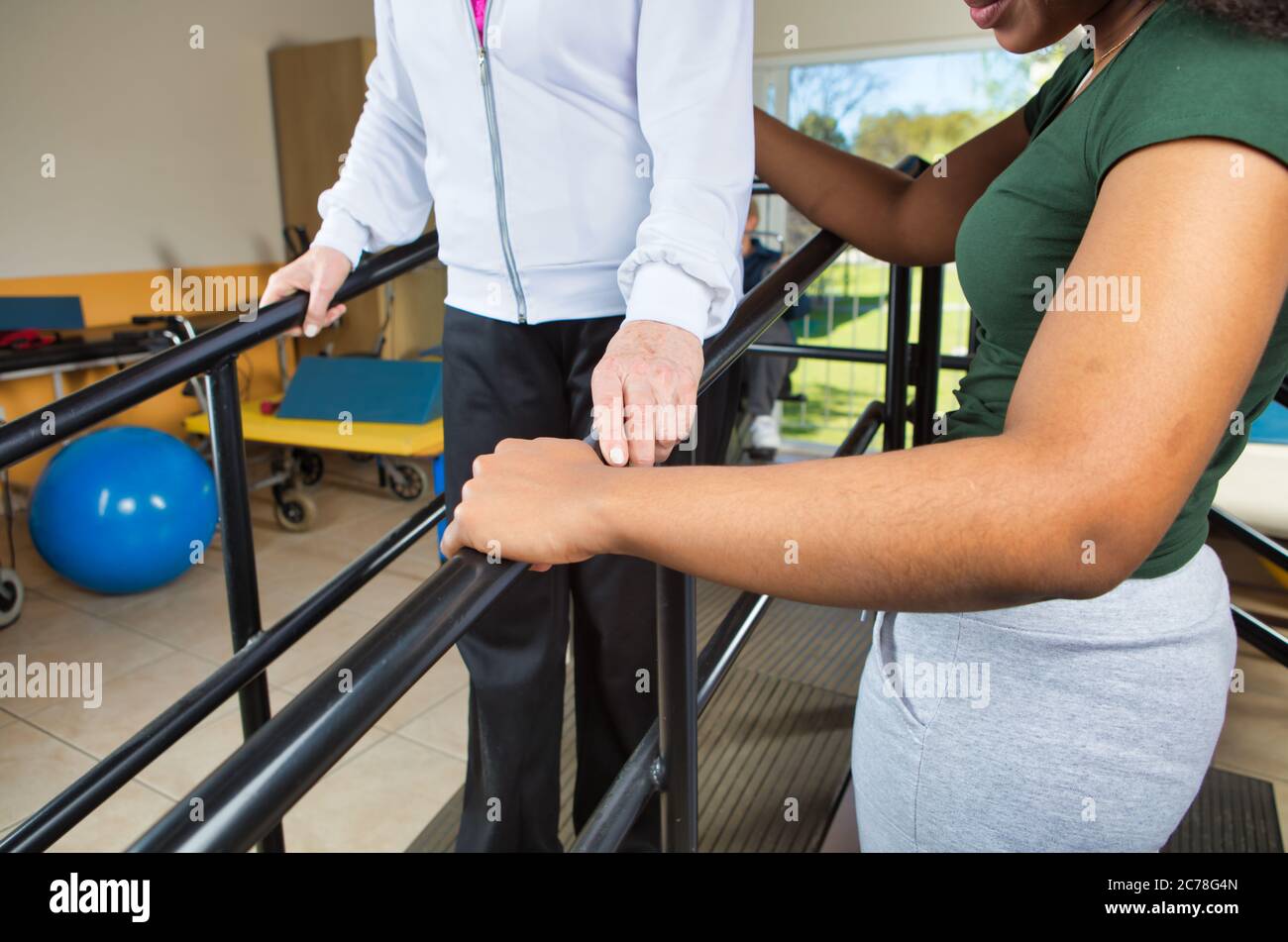 Anziani in palestra che fanno esercizi fisici. Foto Stock