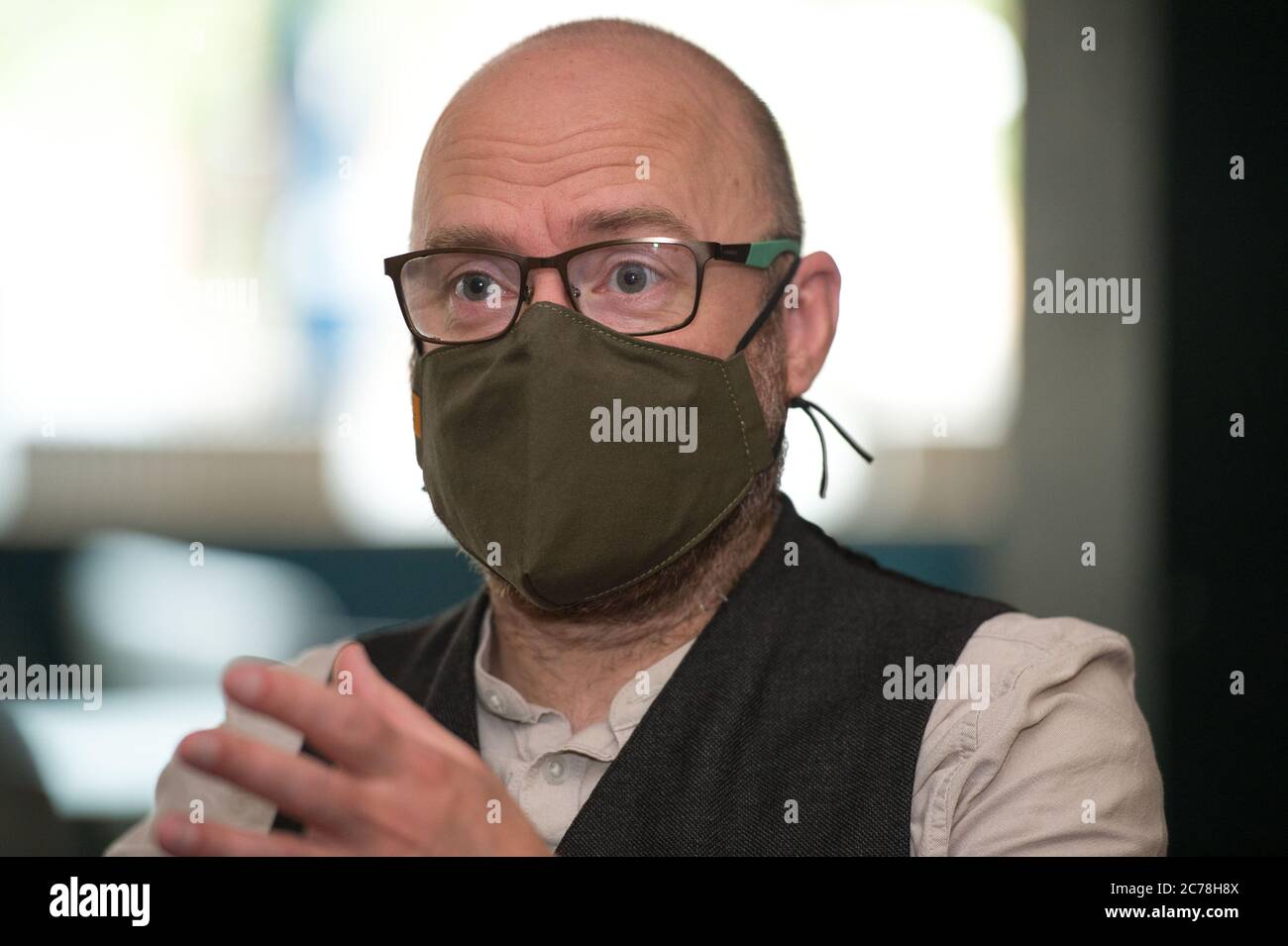 Glasgow, Scozia, Regno Unito. 15 luglio 2020. Nella foto: Il co-leader dei Verdi Scozzesi Patrick Harvie MSP ha visto visitare i fillii degli Shawlands mentre il bar del quartiere riapre a seguito dell'allentamento delle restrizioni di blocco. Patrick è mostrato il lavoro che il luogo ha intrapreso prima della riapertura per affrontare la continua minaccia del coronavirus e discute la sua campagna per condizioni di lavoro eque nel settore dell'ospitalità. Credit: Colin Fisher/Alamy Live News Foto Stock