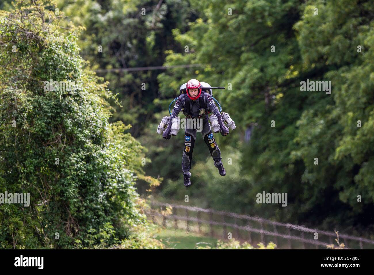 Richard Browning nel suo jetpack gocce nel villaggio di Binley in North Wessex Downs parte di una mostra per Air Sports Group Experience Day, Andover UK Foto Stock