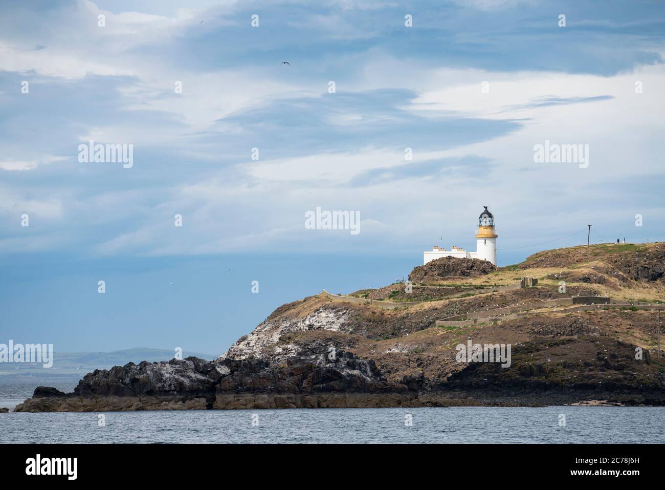 Vista del faro sull'isola di Fidra a Firth of Forth, al largo della costa orientale della Lotia, Scozia, Regno Unito Foto Stock