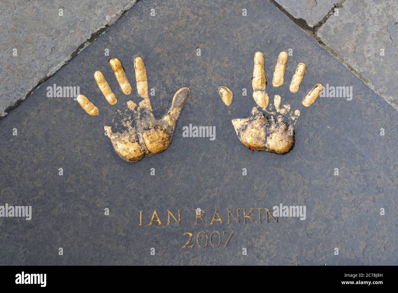 Le stampe di Ian Rankin , una delle stampe del Edinburgh Award fuori dalle Camere della Città Vecchia di Edimburgo, Scozia, Regno Unito. Con le stampe a mano dal pozzo Foto Stock