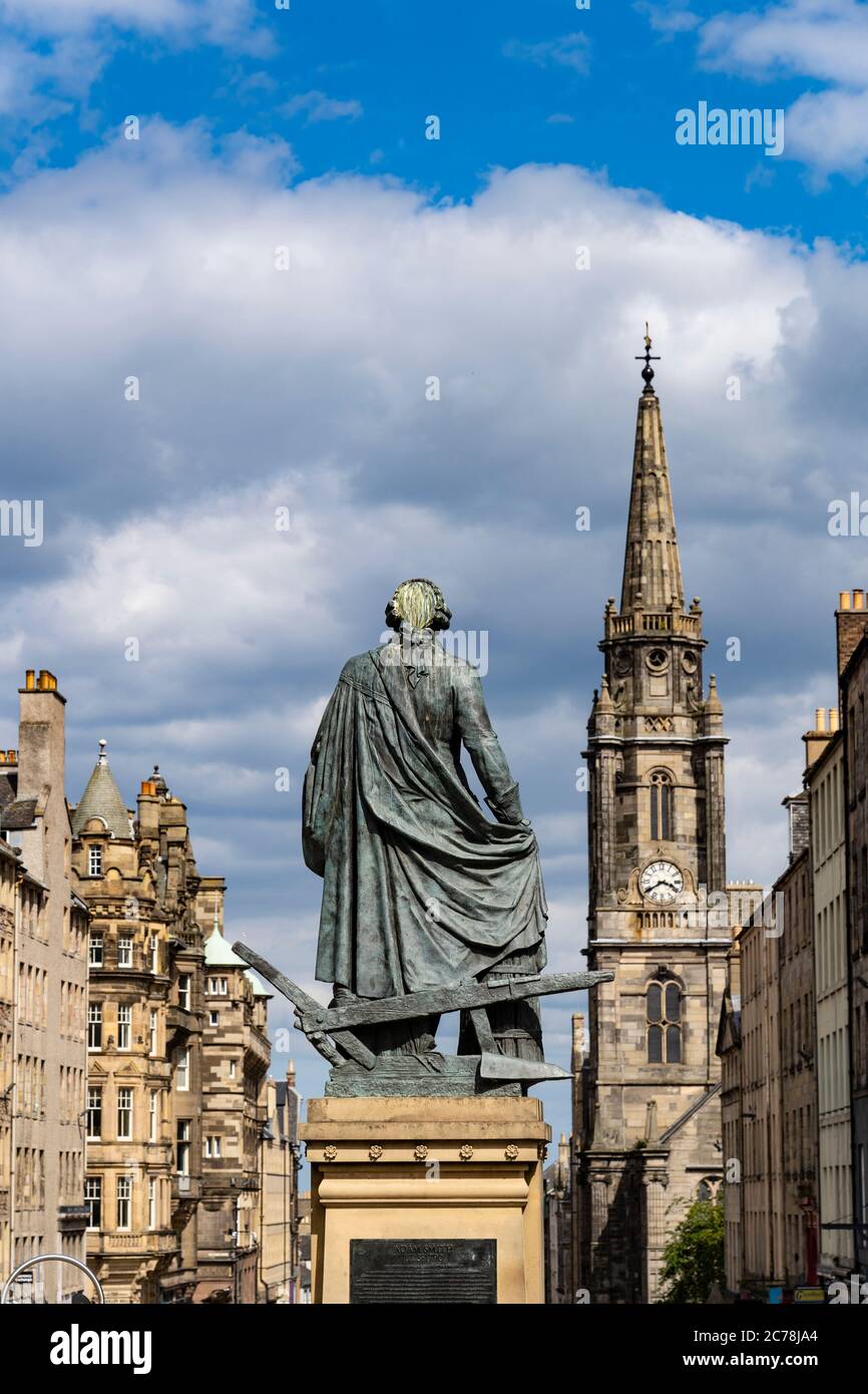 Vista del Royal Mile nella città vecchia di Edimburgo, vista della statua di Adam Smith, Scozia, Regno Unito Foto Stock