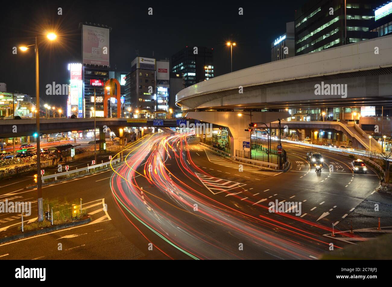 Paesaggio urbano futuristico dal cavalcavia di Ueno - Tokyo, Giappone Foto Stock