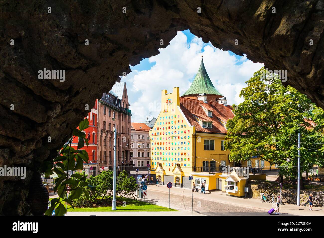 Riga, Lettonia - 12 luglio 2018: Paesaggio urbano di riga. Città vecchia. Vista della 1991 barricate Piazza e il Muro con le braccia delle città lettoni. Foto Stock