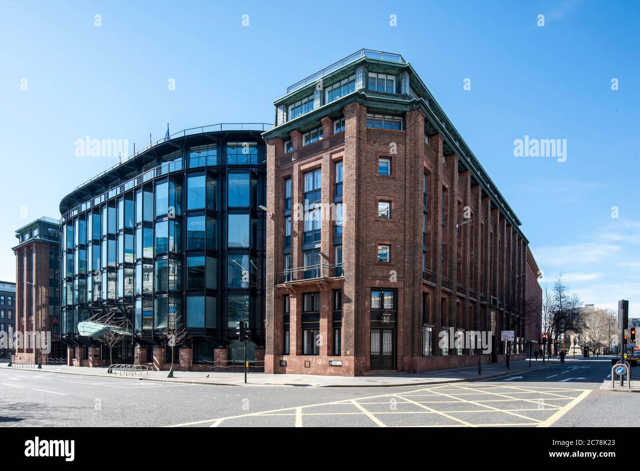 Vista obliqua dell'elevazione di Friday Street dall'angolo nord-est. Bracken House, Londra, Regno Unito. Architetto: John Robertson Architects Ltd, 2019. Foto Stock