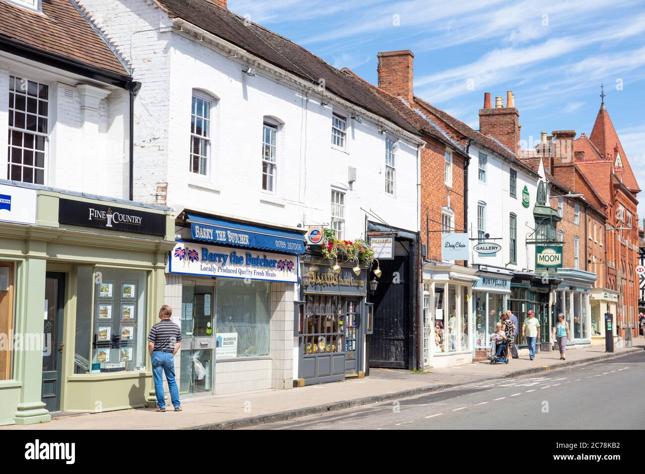 La gente finestra shopping presso gli agenti immobiliari, negozi e aziende su Chapel St, Stratford-upon-Avon inghilterra, uk, gb, europa Foto Stock