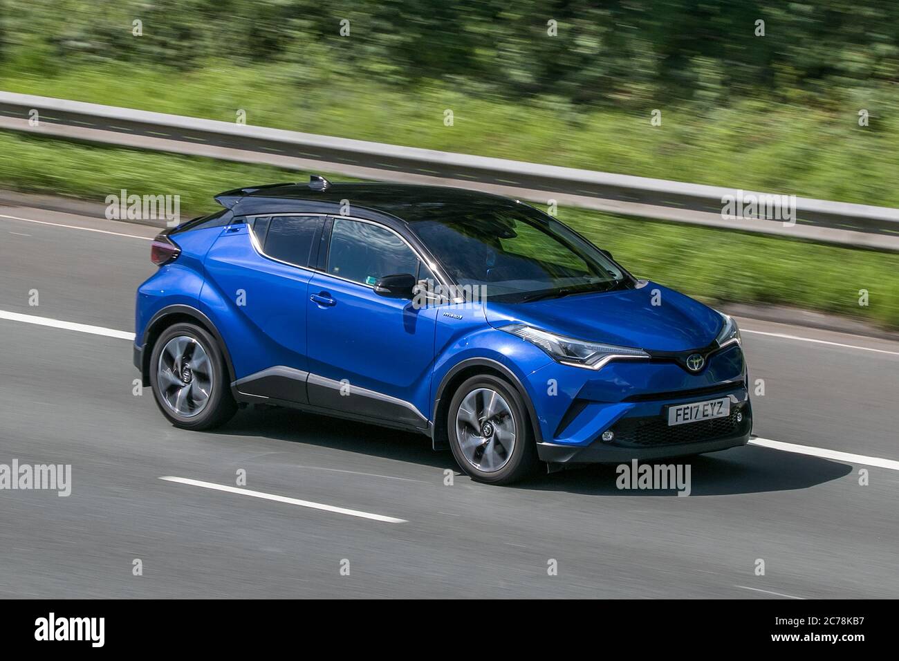 2017 Toyota C-HR Dynamic HEV CVT Blue Car SUV Hybrid Electric guida sull'autostrada M6 vicino Preston a Lancashire, Regno Unito Foto Stock