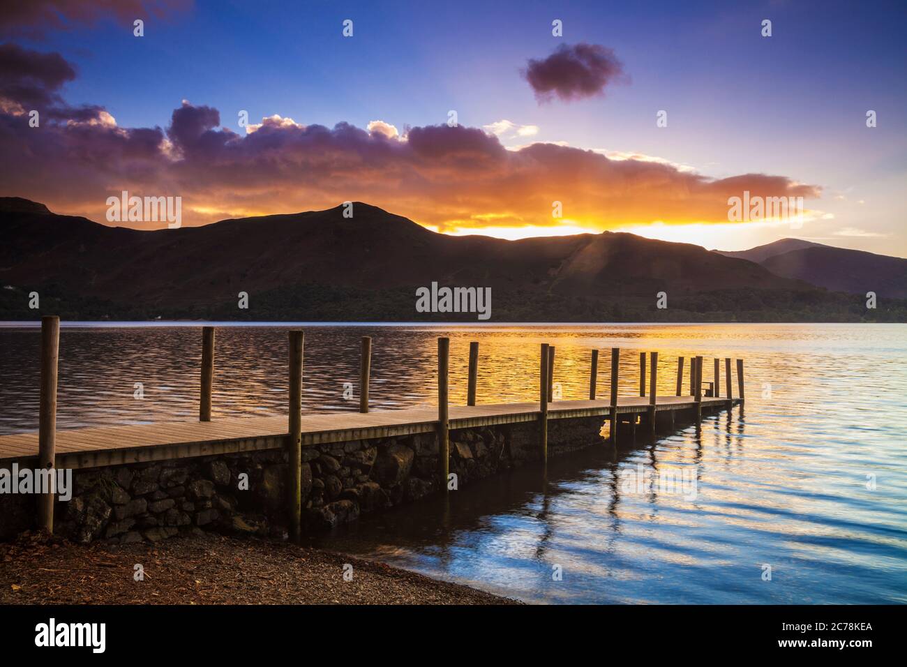 Tramonto sulla Derwent Water da Ashness imbarcadero, Lake District, Cumbria, England, Regno Unito Foto Stock
