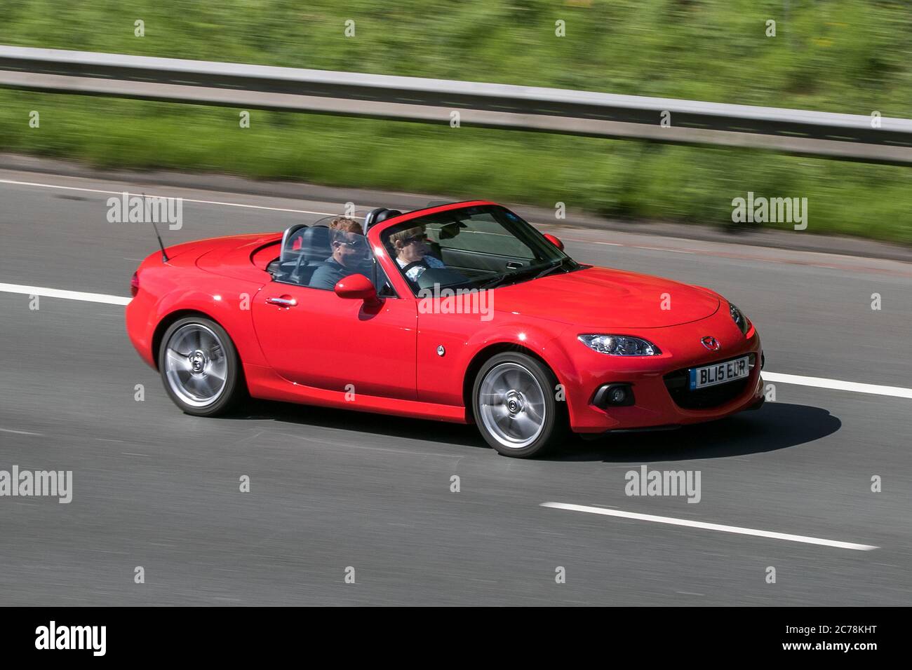 2015 Mazda MX-5 i Roadster Sport Red Car Convertibile guida sull'autostrada M6 vicino Preston a Lancashire, Regno Unito Foto Stock