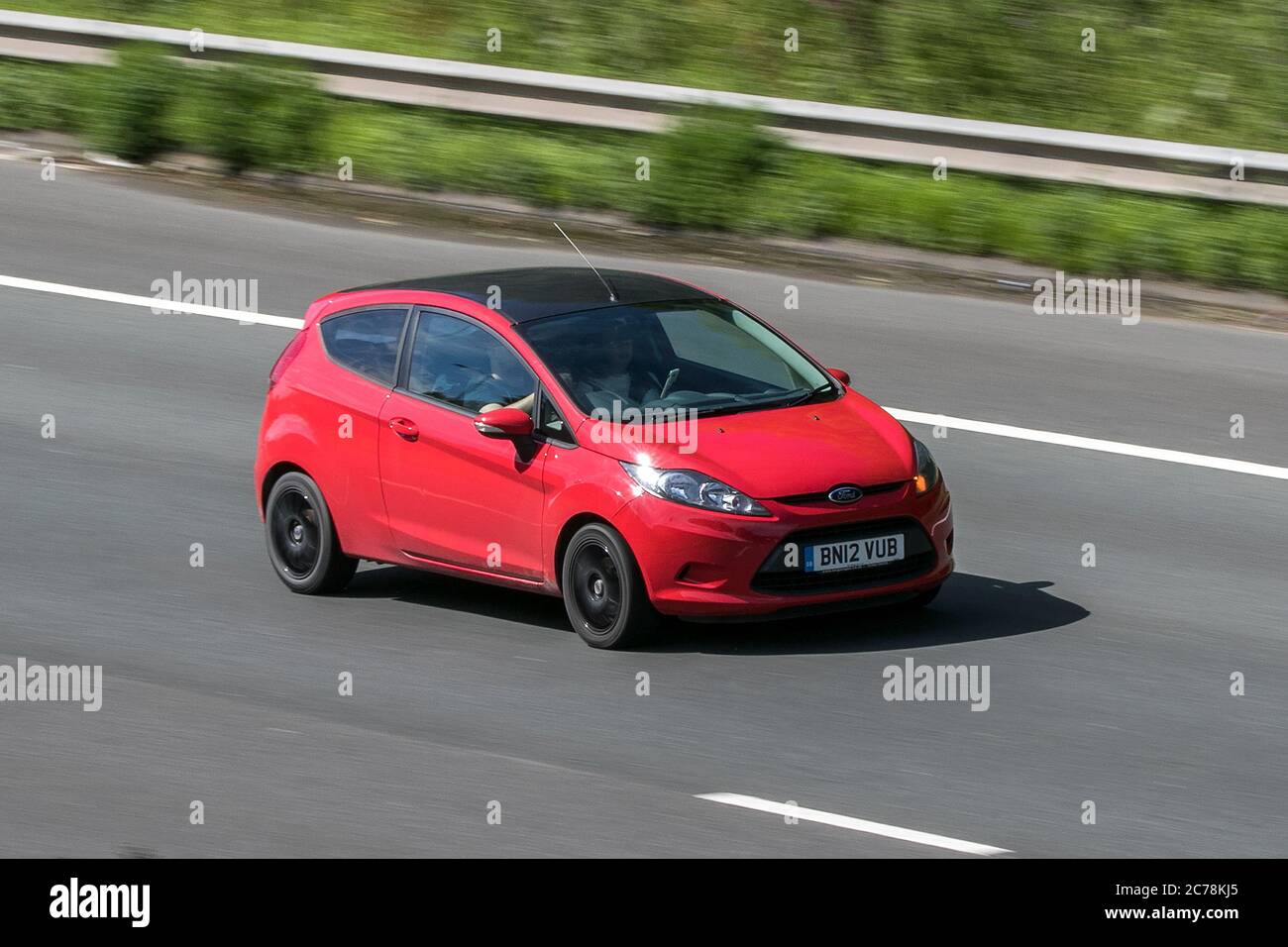 2012 Ford Fiesta Edge TDCI 70 Red Car Hatchback guidando sull'autostrada M6 vicino Preston a Lancashire, Regno Unito Foto Stock