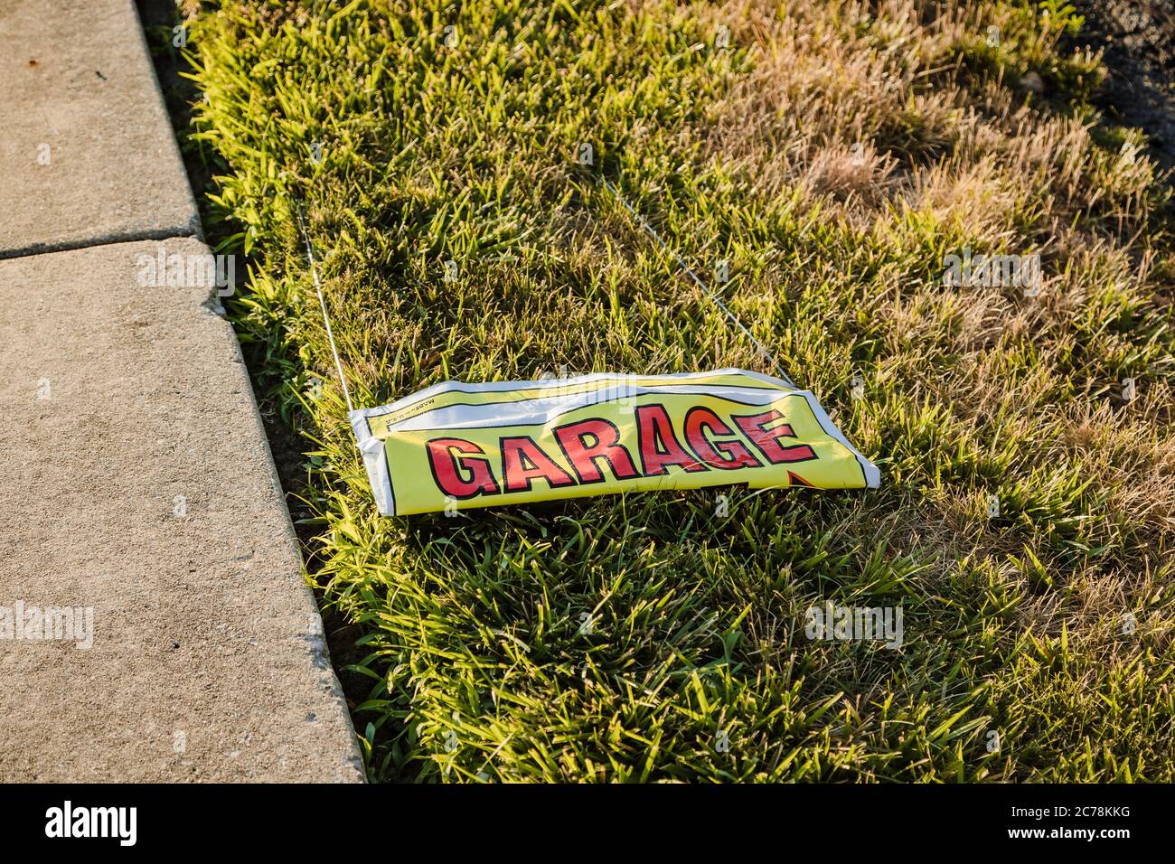 abbandonare il cartello del sake del garage che si stesa lungo il lato della strada Foto Stock