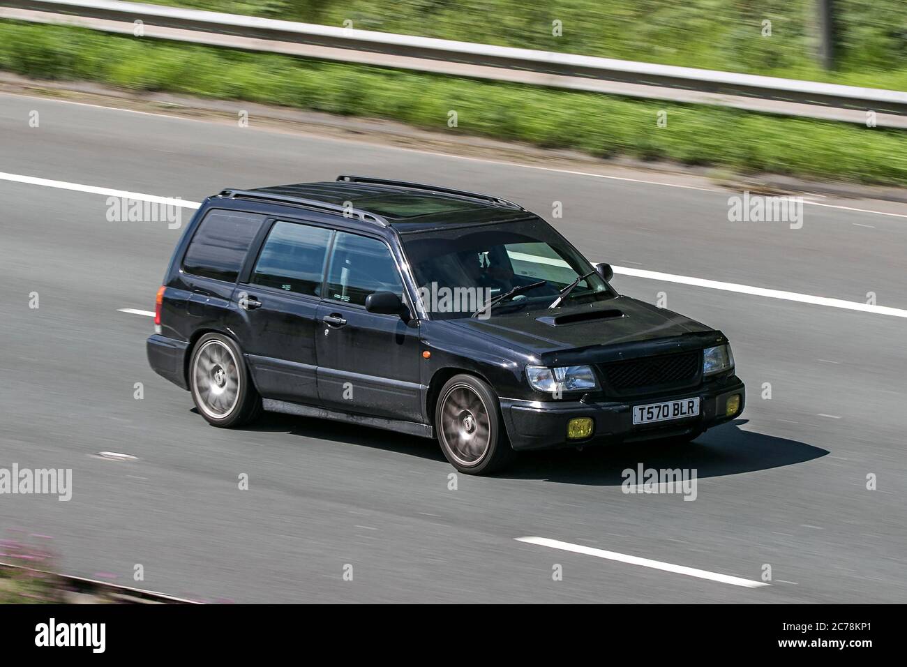 A 1999 Subaru Forester S Turbo AWD Black Car Estate benzina sulla M6 autostrada vicino Preston a Lancashire, Regno Unito Foto Stock