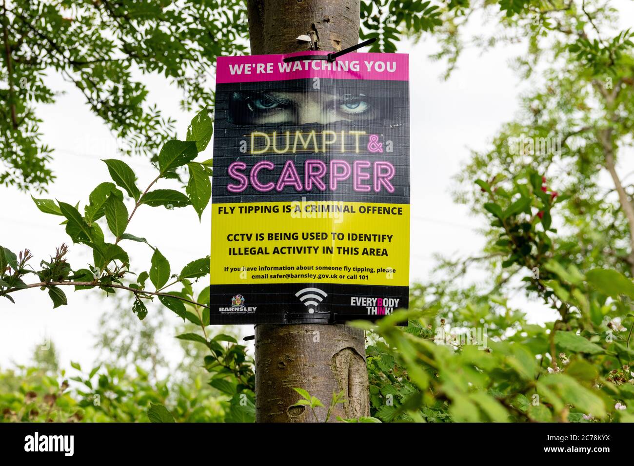 Barnsley Council tutti pensano Dumpit e scarper anti fly ribaltamento poster in zona rurale, Little Houghton, Barnsley, South Yorkshire, Inghilterra, Regno Unito Foto Stock