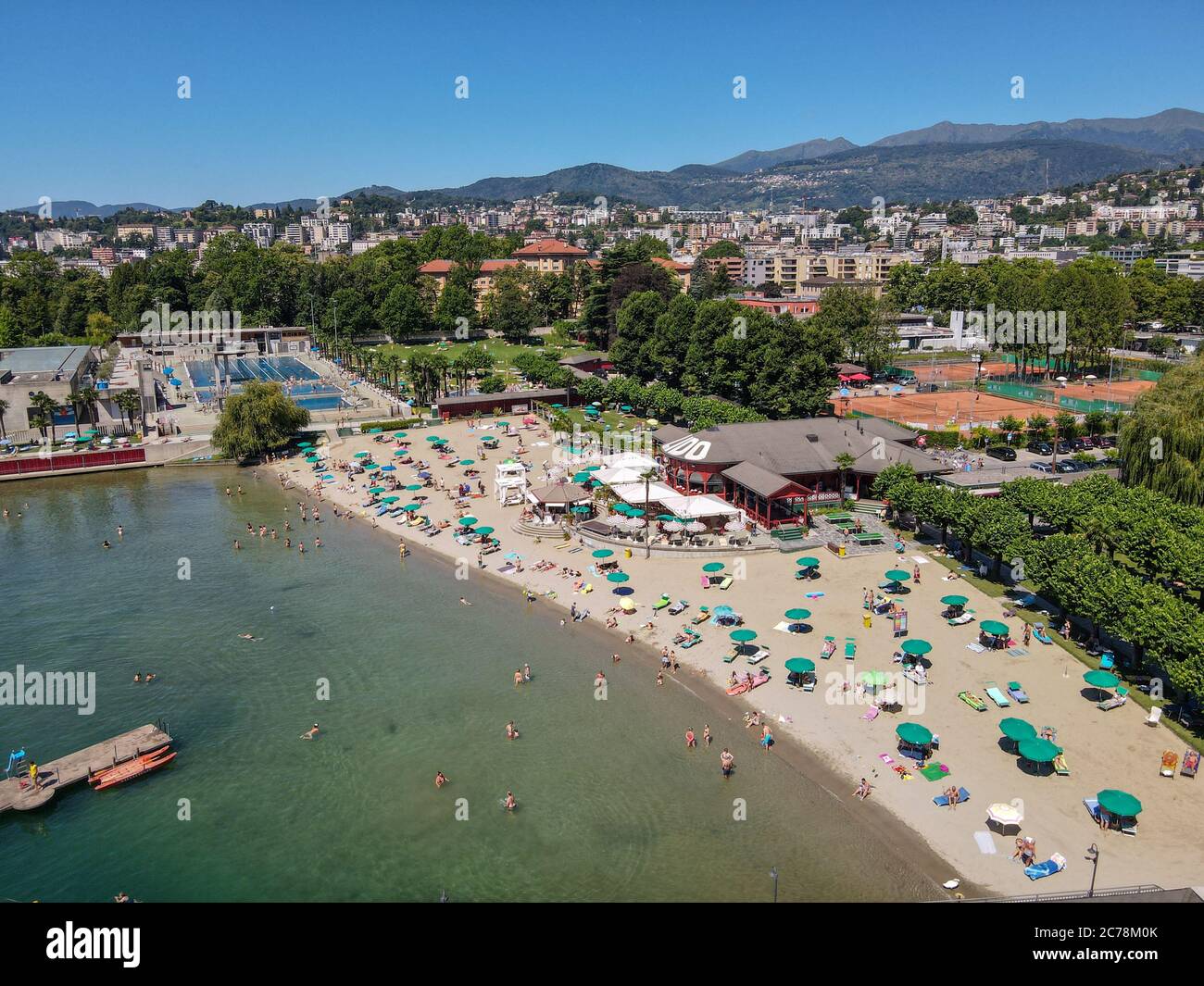 Vista areale della spiaggia pubblica di Lugano, nella parte italiana della Svizzera Foto Stock