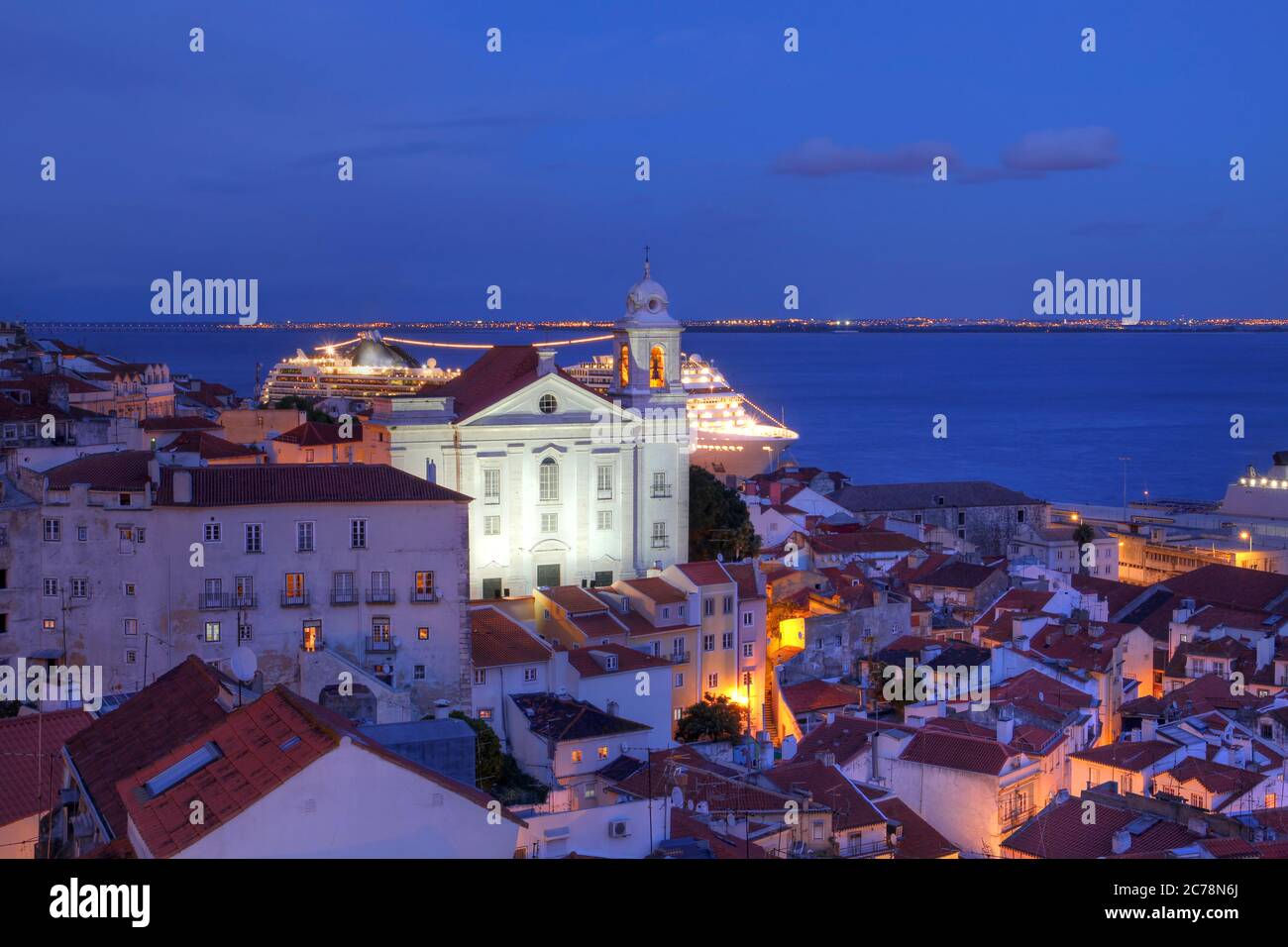 Vista al crepuscolo su Alfama (antico quartiere di Lisbona, Portogallo) vista dal Miradouro (Belvedere) di Santa Lucia con la Chiesa di Santo Stefano (Igreja d Foto Stock