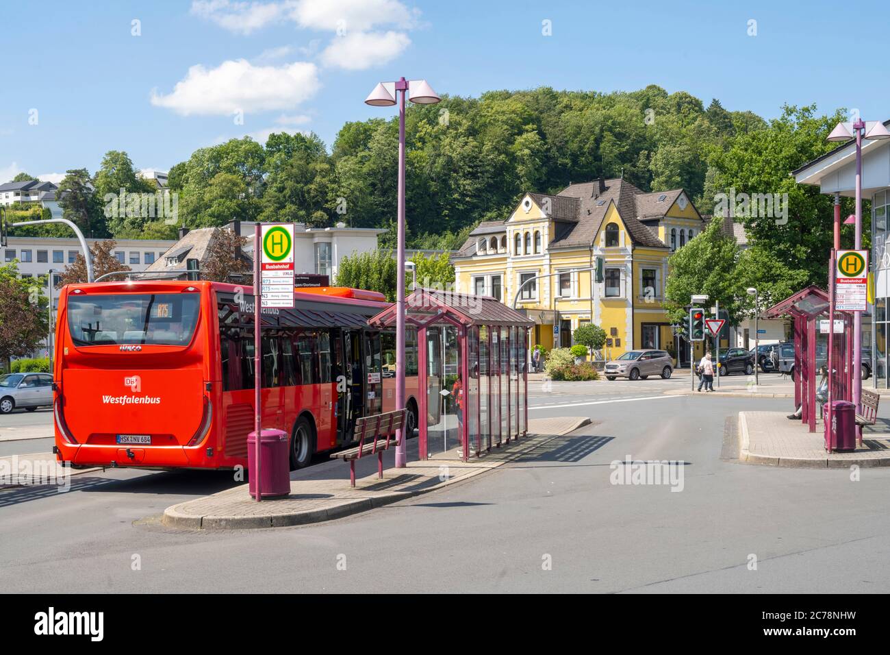 Deutschland, Nordrhein-Westfalen, Hochsauerlandkreis, Meschede, Busbahnhof, im Hintergrund 'von Korff´s Restaurant und Hotel' Foto Stock