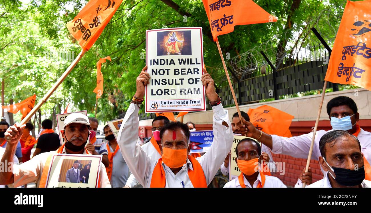 Nuova Delhi, India. 15 luglio 2020 gli attivisti del fronte indù Unito hanno fatto una manifestazione fuori dall’ambasciata nepalese a Nuova Delhi, contro le osservazioni del primo ministro nepalese K P Sharma Oli su Lord RAM Credit: PRASOU/Alamy Live News Foto Stock