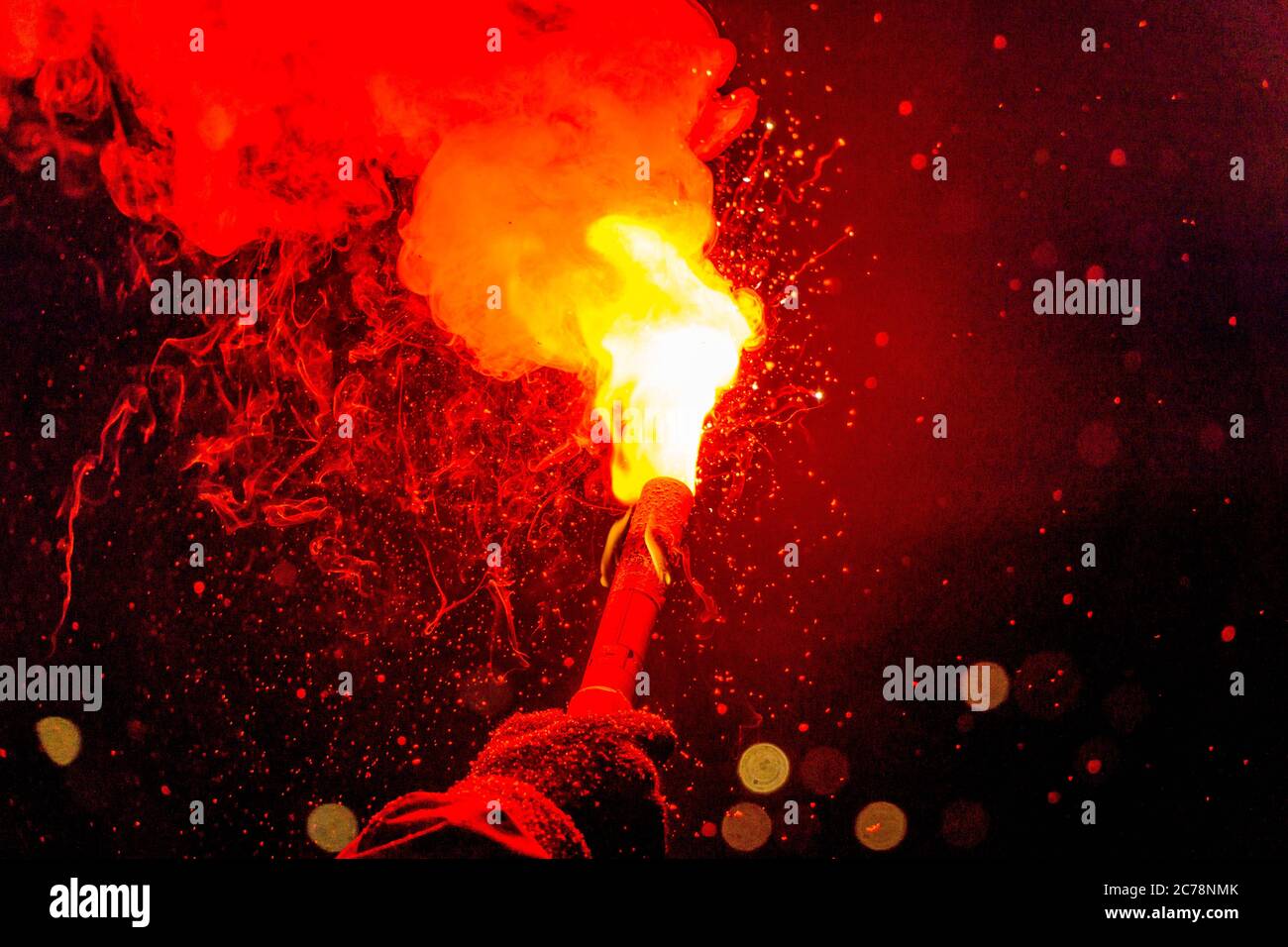 Bruciando il flare rosso, la fiamma, il calciatore hooligan Foto Stock