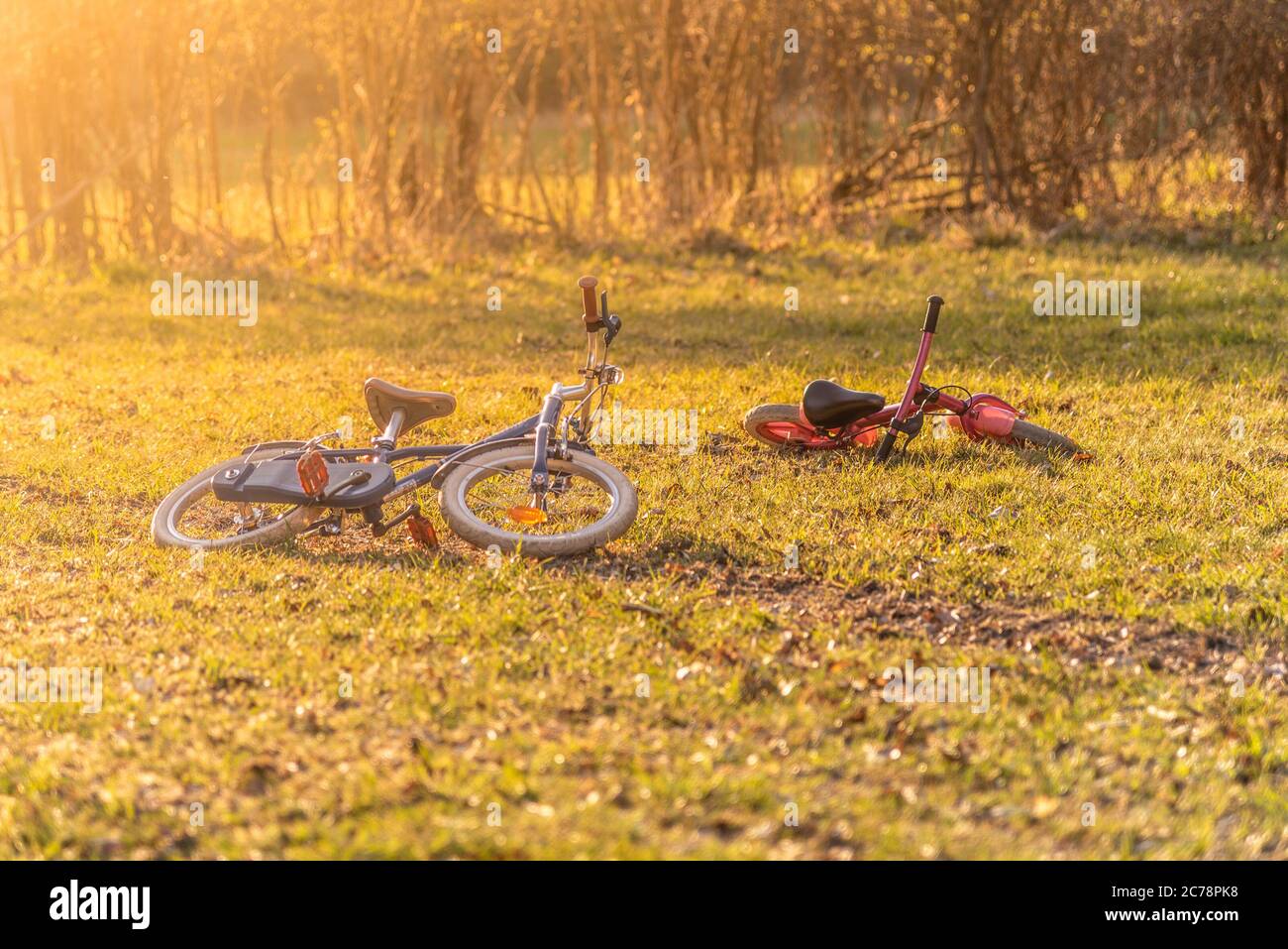 Due biciclette per bambini abbandonate a terra. Evoca bambini persi o rapiti. Tema del crimine o del thriller. Foto Stock