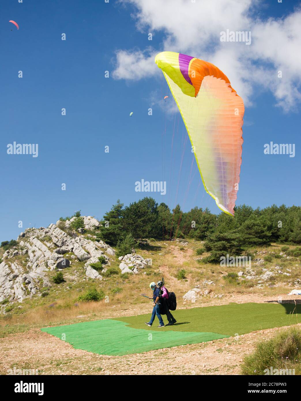 Due persone decollando, parapendio post covid-19 con maschera Foto Stock