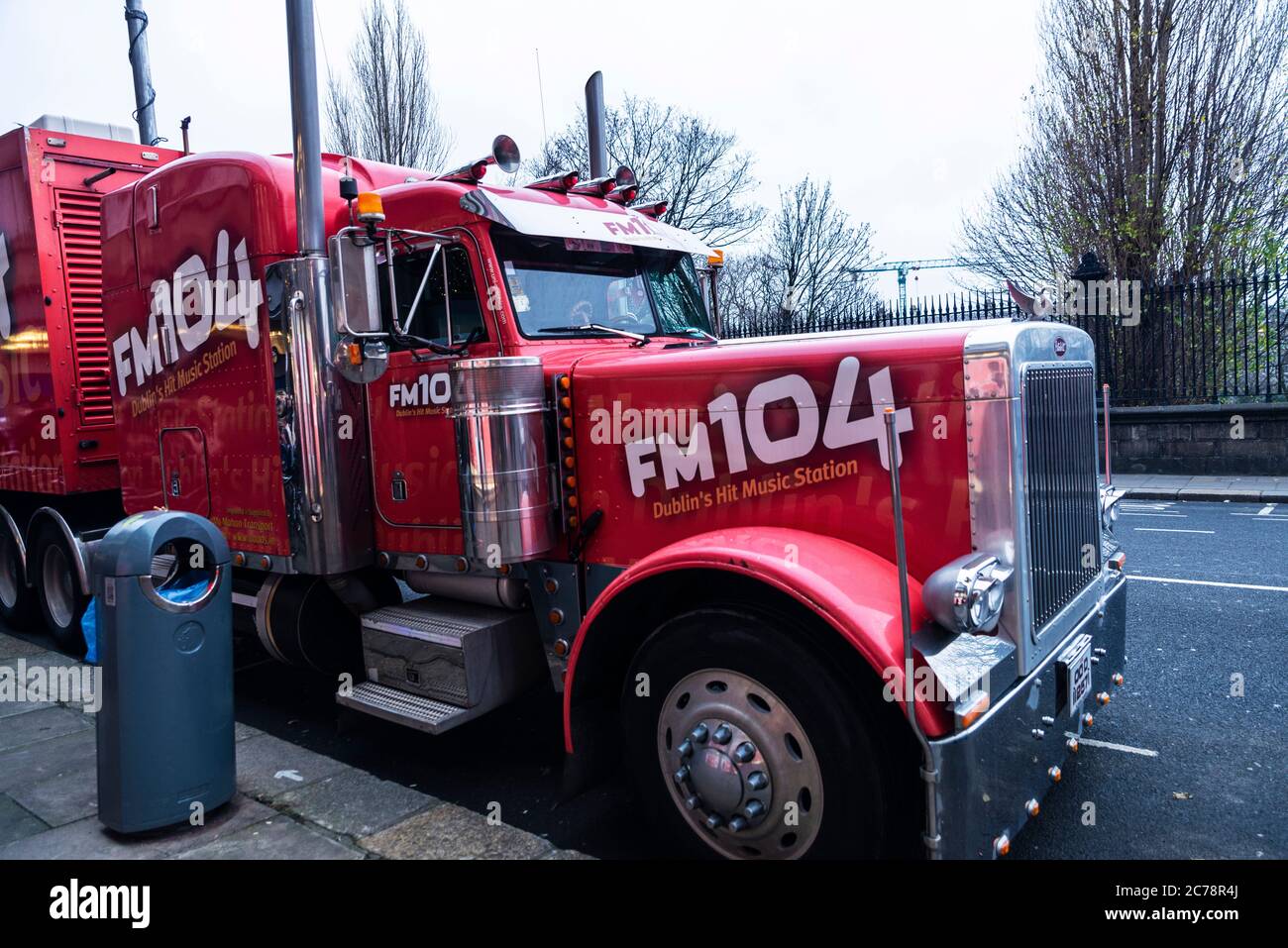 Dublino, Irlanda - 30 dicembre 2019: Camion pesante del marchio Peterbilt parcheggiato su una strada della Dublin Hit Music Station, FM 104, nel centro di D. Foto Stock