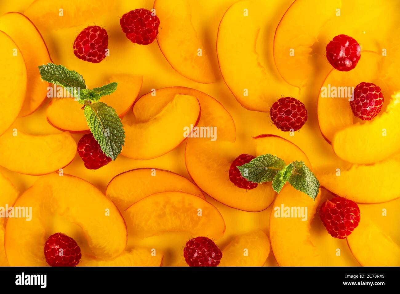 Festa estiva - drink con pesche e lamponi. Foto Stock