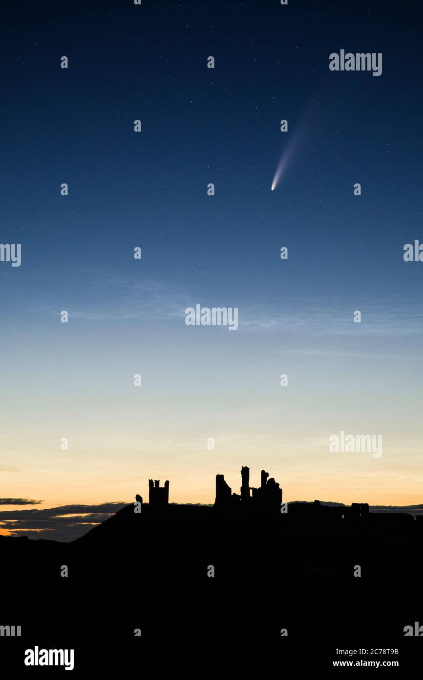 Cometa Neoswise sul castello di Dunstanburgh in Northumberland, Regno Unito Foto Stock