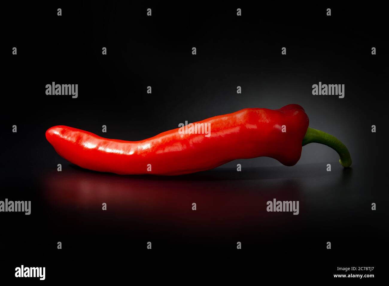 Red hot chili pepper isolati su sfondo nero Foto Stock