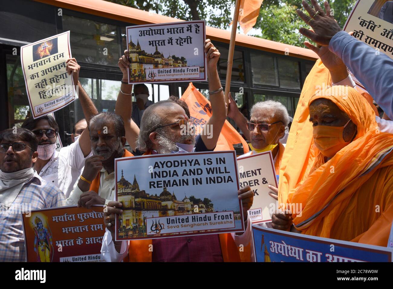 Nuova Delhi, India. 15 luglio 2020. Attivisti del fronte indù Unito che protestano fuori dell'ambasciata del Nepal a Nuova Delhi, contro il primo ministro napalese K.P. Sharma oli sostengono che l'Ayodhya 'reale', il luogo di nascita del dio indù RAM era in Nepal. Lord RAM è considerato una questione di fede per gli indù. (Foto di Sondeep Shankar/Pacific Press) Credit: Pacific Press Agency/Alamy Live News Foto Stock