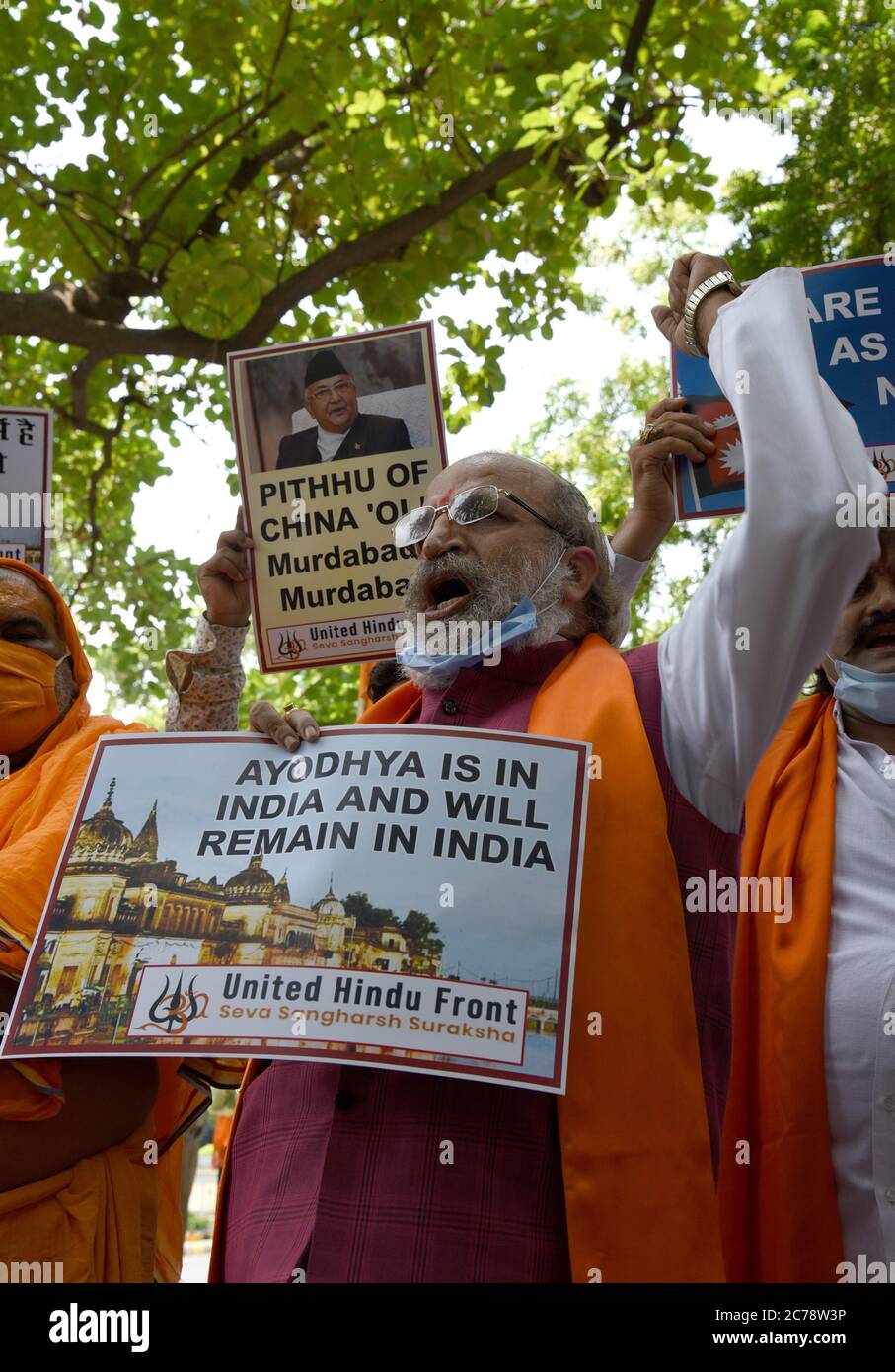 Nuova Delhi, India. 15 luglio 2020. Attivisti del fronte indù Unito che protestano fuori dell'ambasciata del Nepal a Nuova Delhi, contro il primo ministro napalese K.P. Sharma oli sostengono che l'Ayodhya 'reale', il luogo di nascita del dio indù RAM era in Nepal. Lord RAM è considerato una questione di fede per gli indù. (Foto di Sondeep Shankar/Pacific Press) Credit: Pacific Press Agency/Alamy Live News Foto Stock