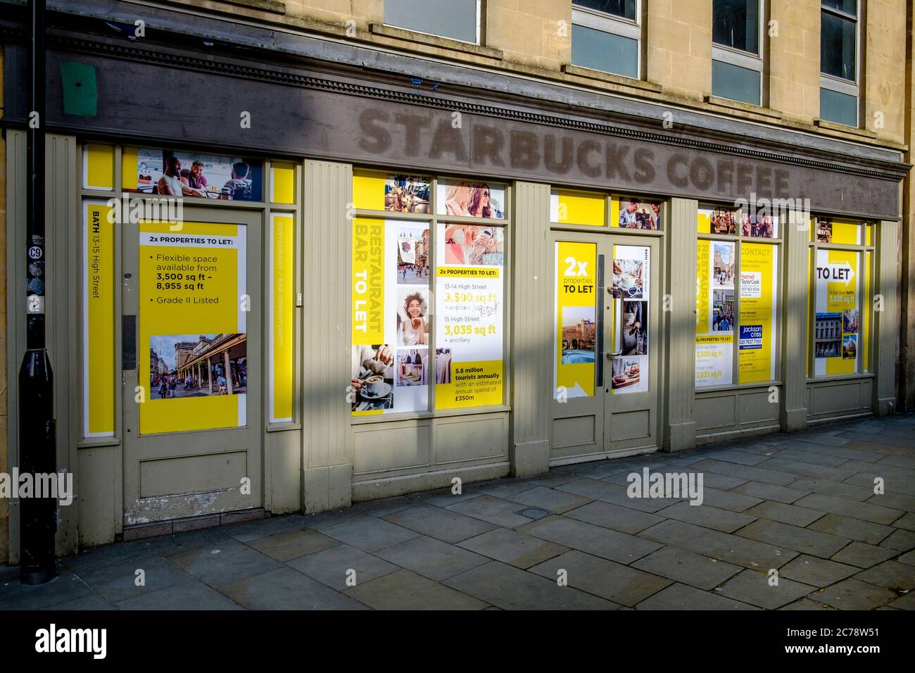 Un'unità chiusa al dettaglio di High Street Starbucks è raffigurata nel centro di Bath, Somerset, Inghilterra, Regno Unito. Giugno 2020 Foto Stock