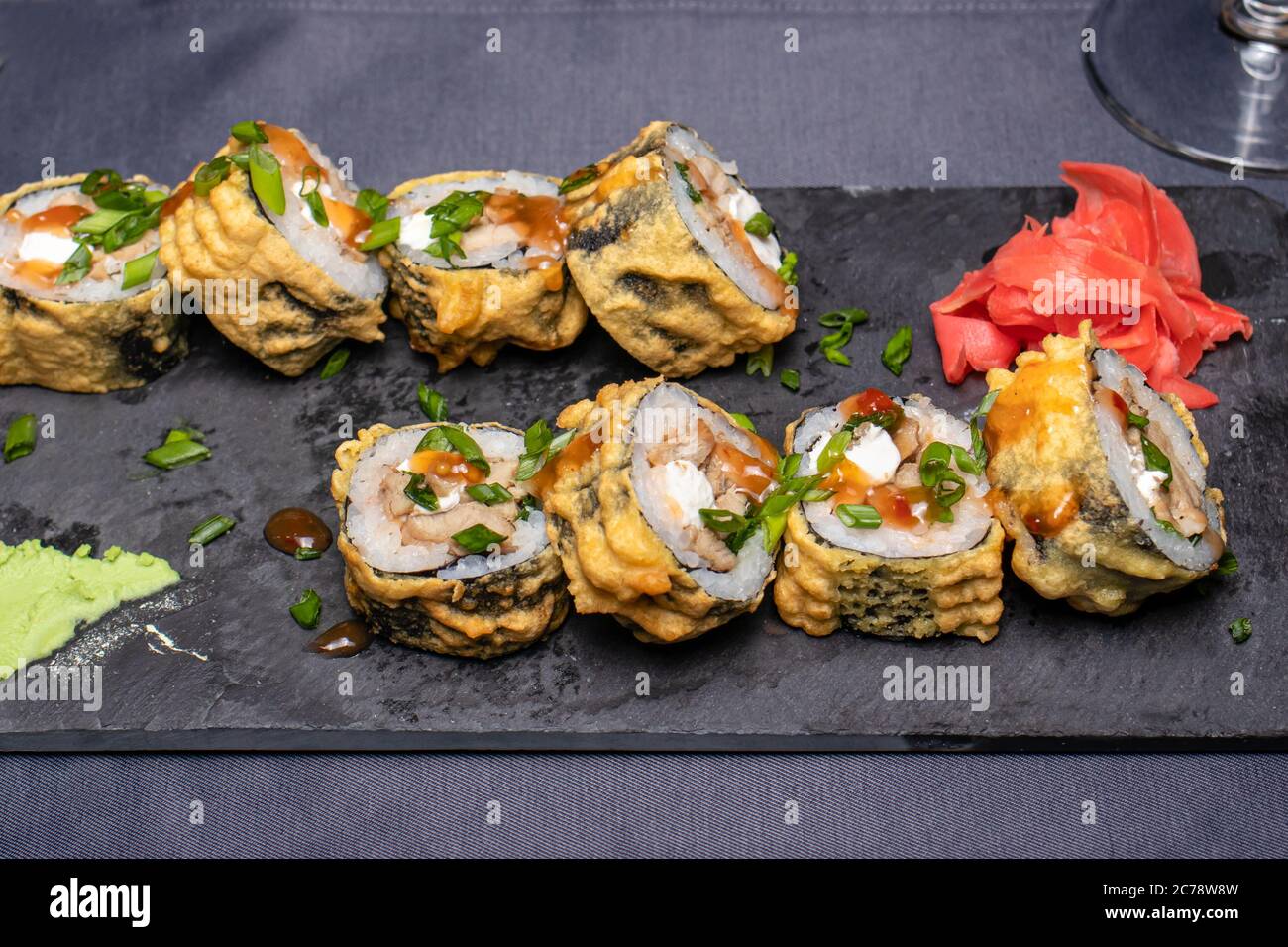 Sushi e panini. Cibo giapponese, pesce e pesce crudo con salsa wasabi Foto Stock
