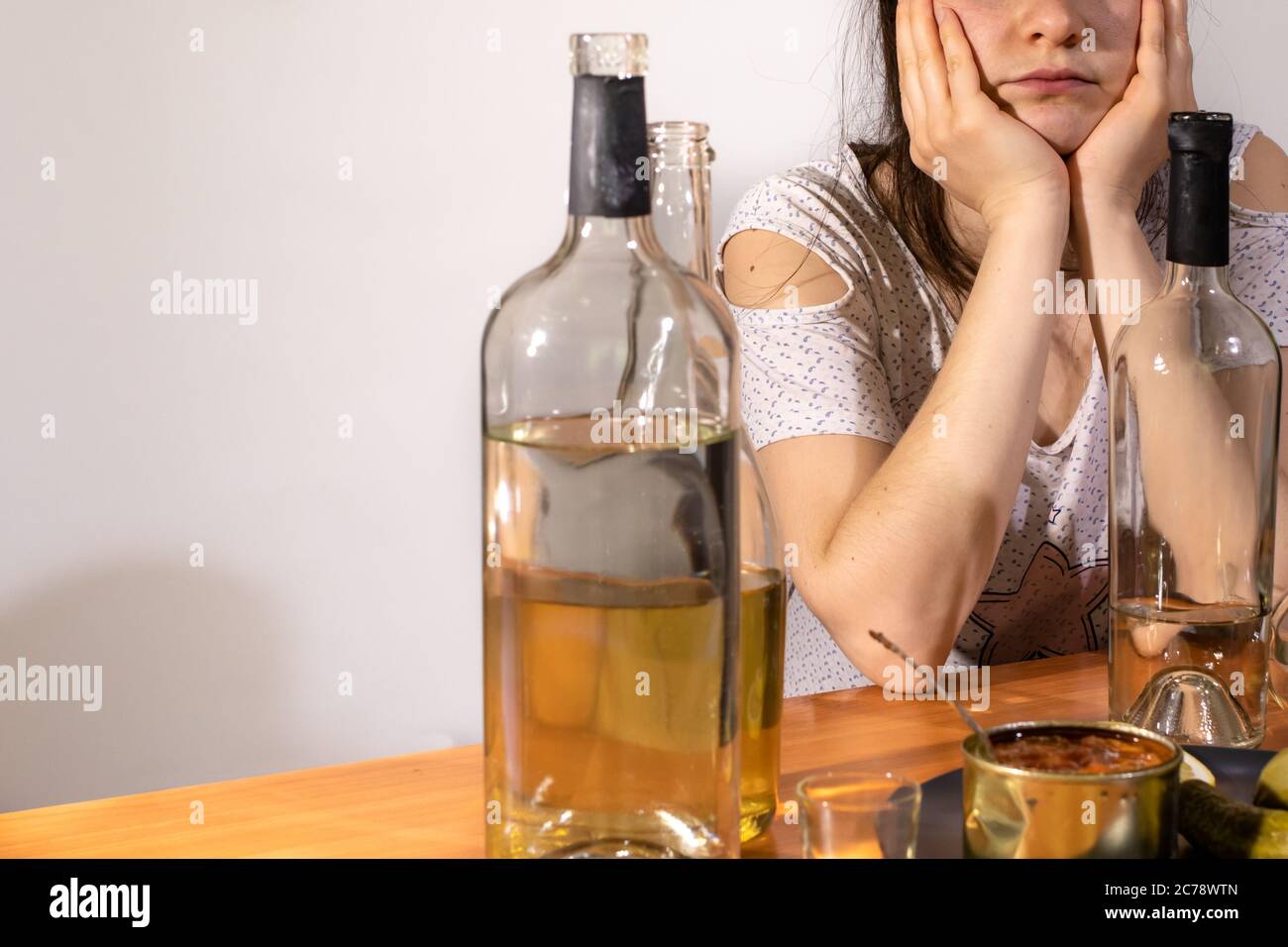 Donna e alcol. Alcolismo femminile, dipendenza, crisi e depressione. Foto Stock
