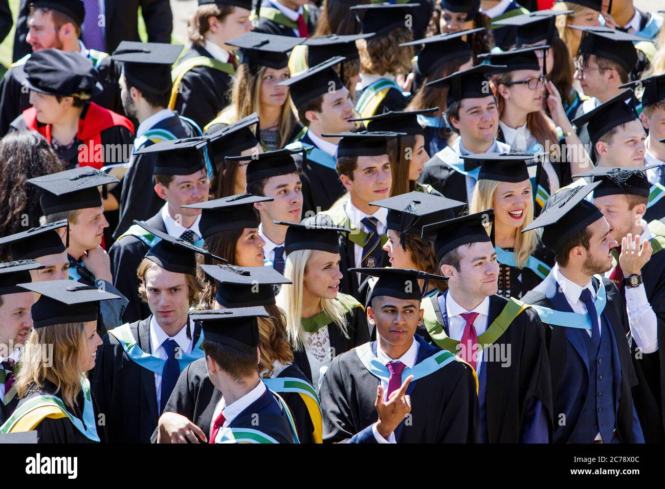 Gli studenti dell'Università di Bath alla cerimonia di laurea vengono raffigurati mentre aspettano di scattare la loro fotografia. 5 luglio 2017. Foto Stock