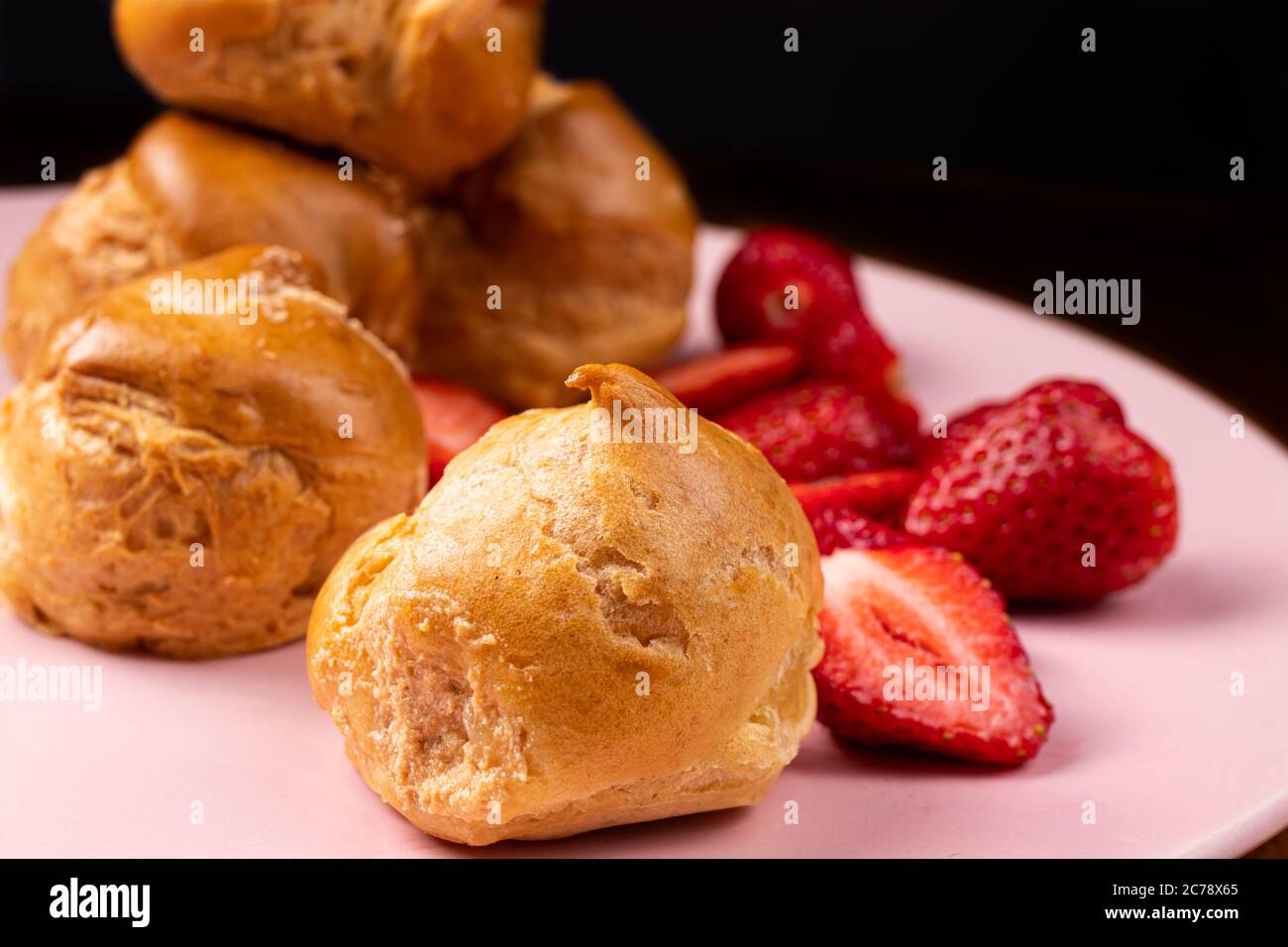 Quiche deliziose con fragole su un piatto rosa. Torta. Foto Stock