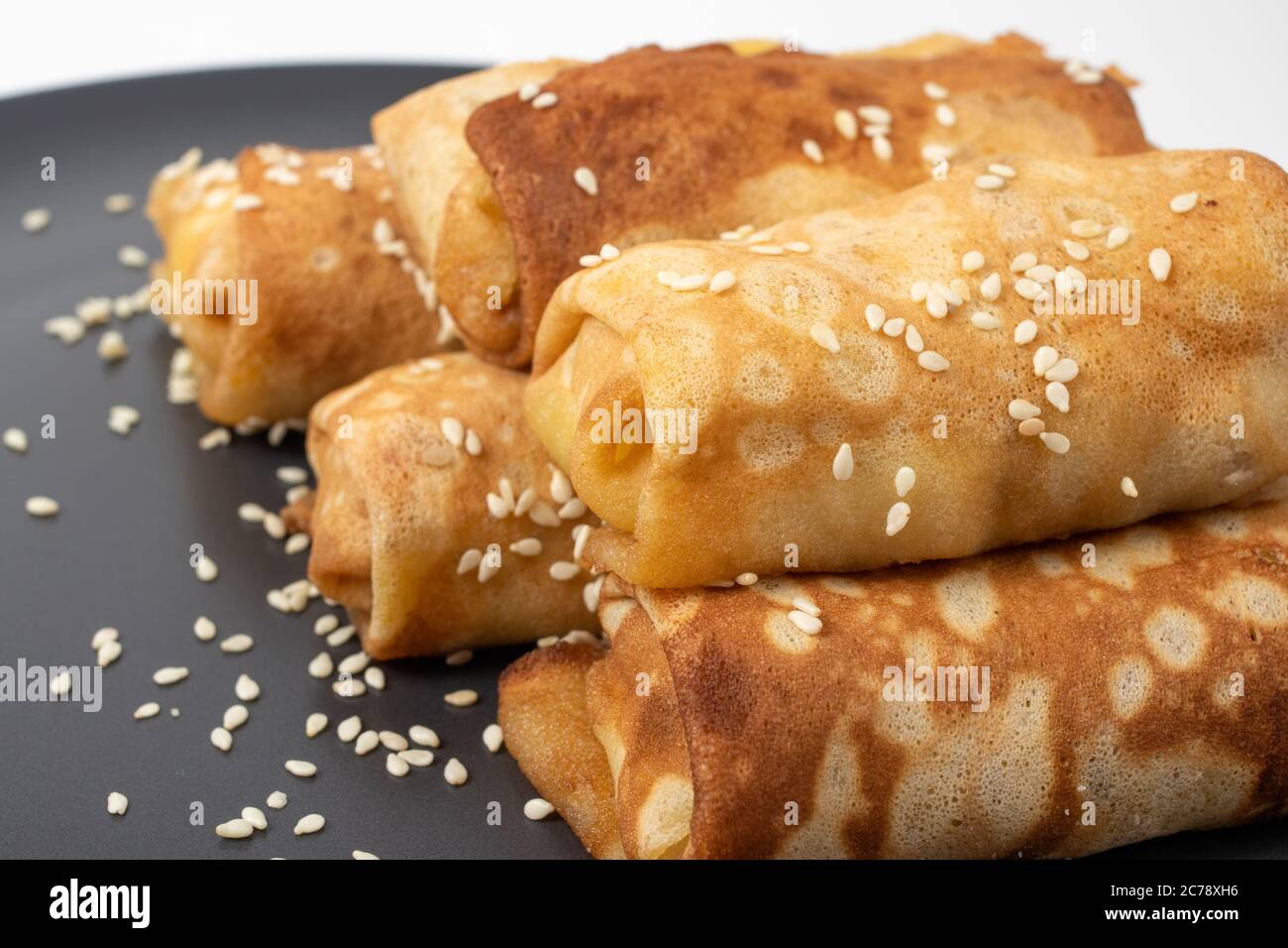 Primo piano su piatto di foie gras con pane francese croccante al sesamo in stile country e frittella russa blini isolata su bianco Foto Stock