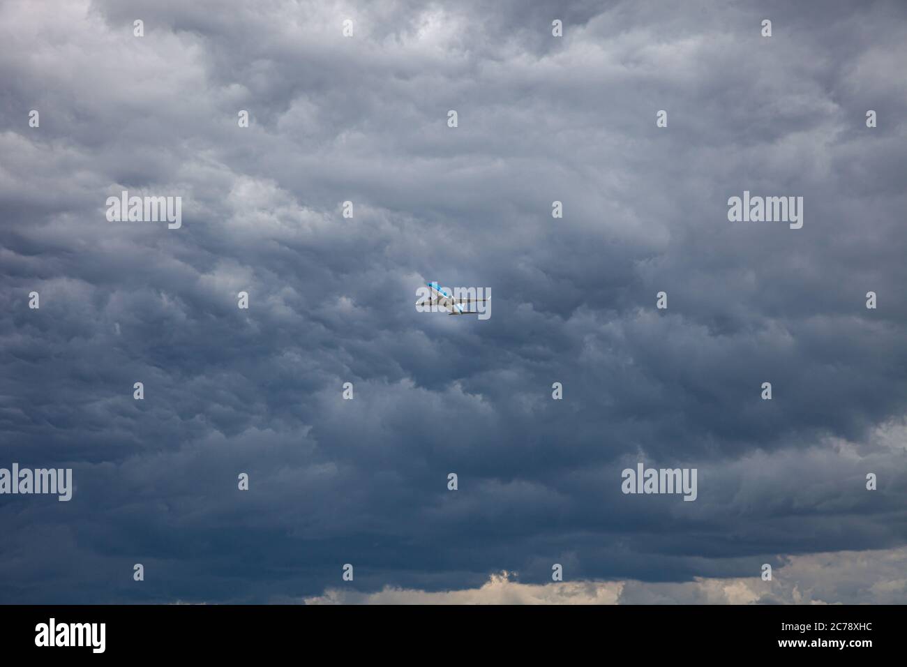 KIEV, UCRAINA - 08 LUGLIO 2020: Aereo passeggeri KLM Royal dutch Airlines Boeing 737 volare all'aeroporto. Aereo. Foto Stock