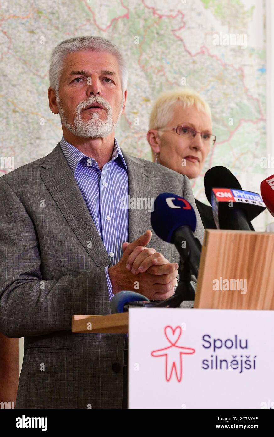 Praga, Repubblica Ceca. 15 luglio 2020. Ex presidente del Comitato militare della NATO, il generale Petr Pavel, sinistra, e la Società ceca per la medicina d'emergenza di Jana Sblova presidente di J. E. Purkyne durante la conferenza stampa a Praga, Repubblica Ceca, 15 luglio 2020. Gli esperti guidati dal generale Petr Pavel raccoglieranno informazioni ed esperienze sulla crisi del coronavirus e, alla fine dell'estate, presenteranno una serie di misure da adottare in Czechia per essere meglio preparate alle crisi future, ha affermato Pavel in una conferenza stampa. Credit: Roman Vondrous/CTK Photo/Alamy Live News Foto Stock