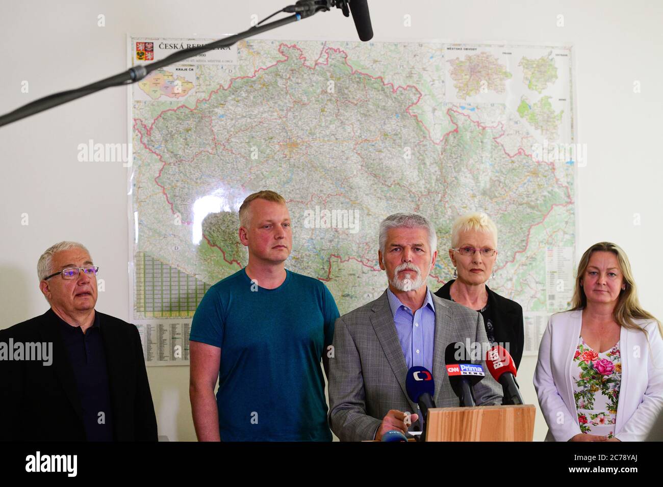 (L-R) l'ex governatore della regione di Olomouc Jan Brezina, l'imprenditore Martin Hausenblas, ex presidente del Comitato militare della NATO Petr Pavel, la società ceca per la medicina d'emergenza di J. E. Purkyne, presidente Jana Sblova e la presidente dell'Associazione Nazionale volontari Lenka Vonka Cerna durante la conferenza stampa a Praga, Repubblica Ceca, luglio 15, 2020. Esperti guidati dal generale Petr Pavel raccoglieranno informazioni ed esperienze sulla crisi del coronavirus e alla fine dell'estate presenteranno una serie di misure da adottare in Czechia per essere meglio preparate alle crisi future, Pa Foto Stock