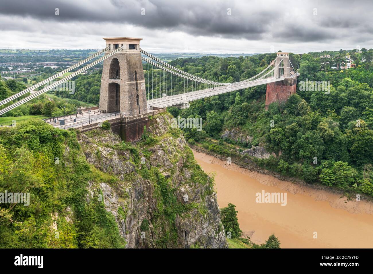 Il Clifton Suspension Bridge è un ponte di sospensione spanning the Avon Gorge e il fiume Avon, collegando Clifton a Bristol a Leigh Woods nel Nord in modo Foto Stock