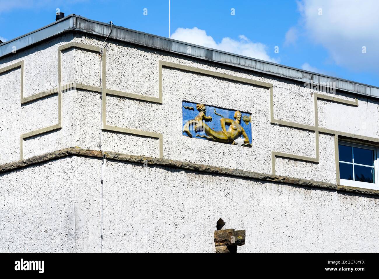 Dortmund, 15.7.2020: Hakenkreuz-Symbole als Verzierung an der Aussenfassade des Dortmund Freibades Volkspark (Volksbad). Das Dortmunder Vladimirschaft und 1927 eröffnet. Es steht seit 2007 unter Denkmalschutz. Nazi-Symbole sind in Deutschland verboten. --- Dortmund, 15 luglio 2020: Simboli swastika come decorazione sulla facciata esterna della piscina pubblica Dortmund Volkspark (Volksbad). Il Dortmund Volksbad è stato progettato dall'architetto Hans Strobel ed è stato aperto nel 1927. E' stato un edificio storico dal 2007. I simboli nazisti sono vietati in Germania. Foto Stock