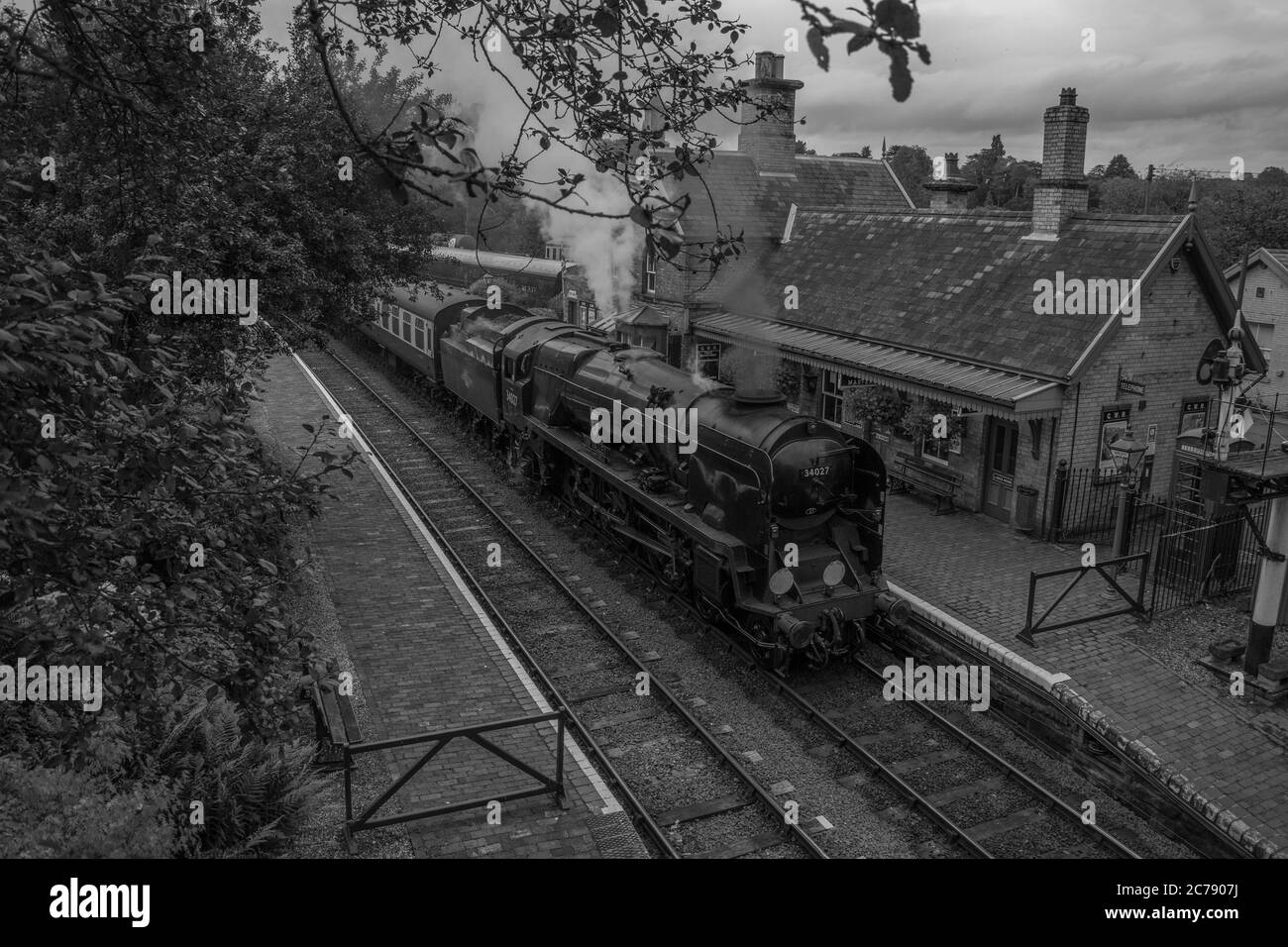 34027 'Taw Valley' arriva alla stazione di Arley. Foto Stock