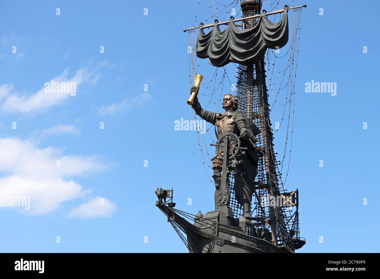 Monumento a Pietro il Grande, primo imperatore russo su sfondo blu cielo a Mosca Foto Stock